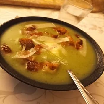 Velouté de courgettes aux lardons et croutons frits